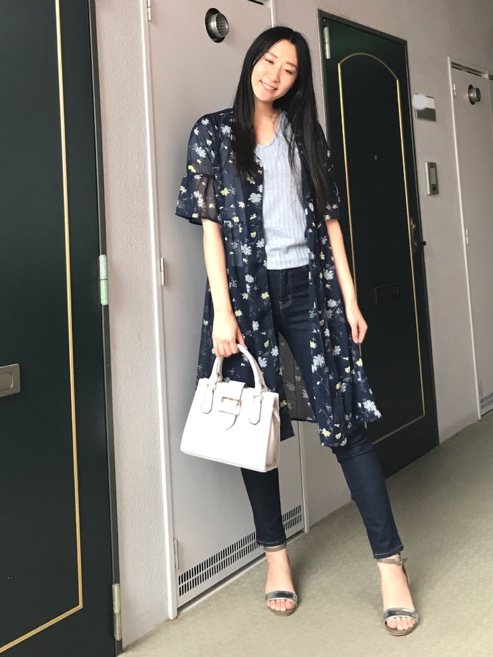 「春コーデ、夏先取り、花柄、花柄ｶﾞｳﾝ、リブニット、Vネック、スキニーデニム、サンダル、シルバー、プチプラ」｜「しまむらのアイテム（ジャケット/アウター、ブルー系）」を使った、りなさん（レディース・166cm）の春コーディネートの1枚目の写真