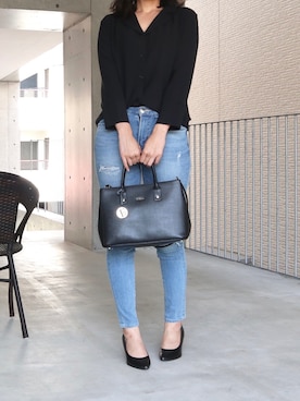 「FURLA（フルラ）のアイテム（トートバッグ、ブラック系）」を使った、りなさん（レディース・166cm）の春コーディネート