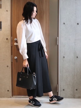 「FURLA（フルラ）のアイテム（トートバッグ、ブラック系）」を使った、りなさん（レディース・166cm）の春コーディネート