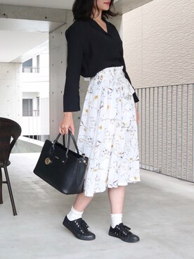 「FURLA（フルラ）のアイテム（トートバッグ、ブラック系）」を使った、りなさん（レディース・166cm）の春コーディネート