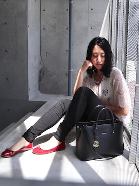「FURLA（フルラ）のアイテム（トートバッグ、ブラック系）」を使った、りなさん（レディース・166cm）の春コーディネート