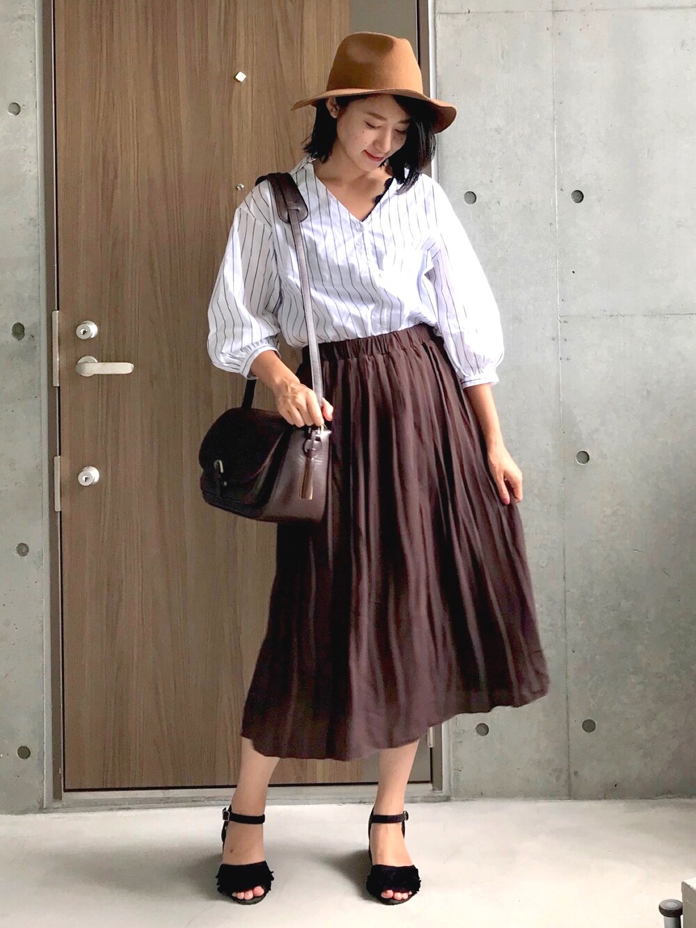「秋服準備はじめました、ストライプ、パフスリーブ、GU、ブラウン、ブラウンコーデ、プリーツスカート、ハット、プチプラ」｜「GUのストライプパフスリーブシャツ（シャツ/ブラウス、ホワイト系）」を使った、りなさん（レディース・166cm）の秋コーディネートの1枚目の写真