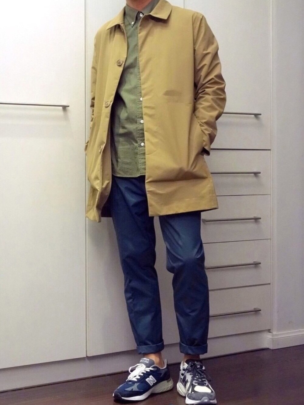 「New Balance、無印良品、H&M、NEW BALANCE 990、new balance 993、new balance nb1、new balance MADE IN USA」｜「無印良品のアイテム（トレンチコート、ベージュ系）」を使った、Kさん（メンズ・170cm）の秋コーディネートの1枚目の写真
