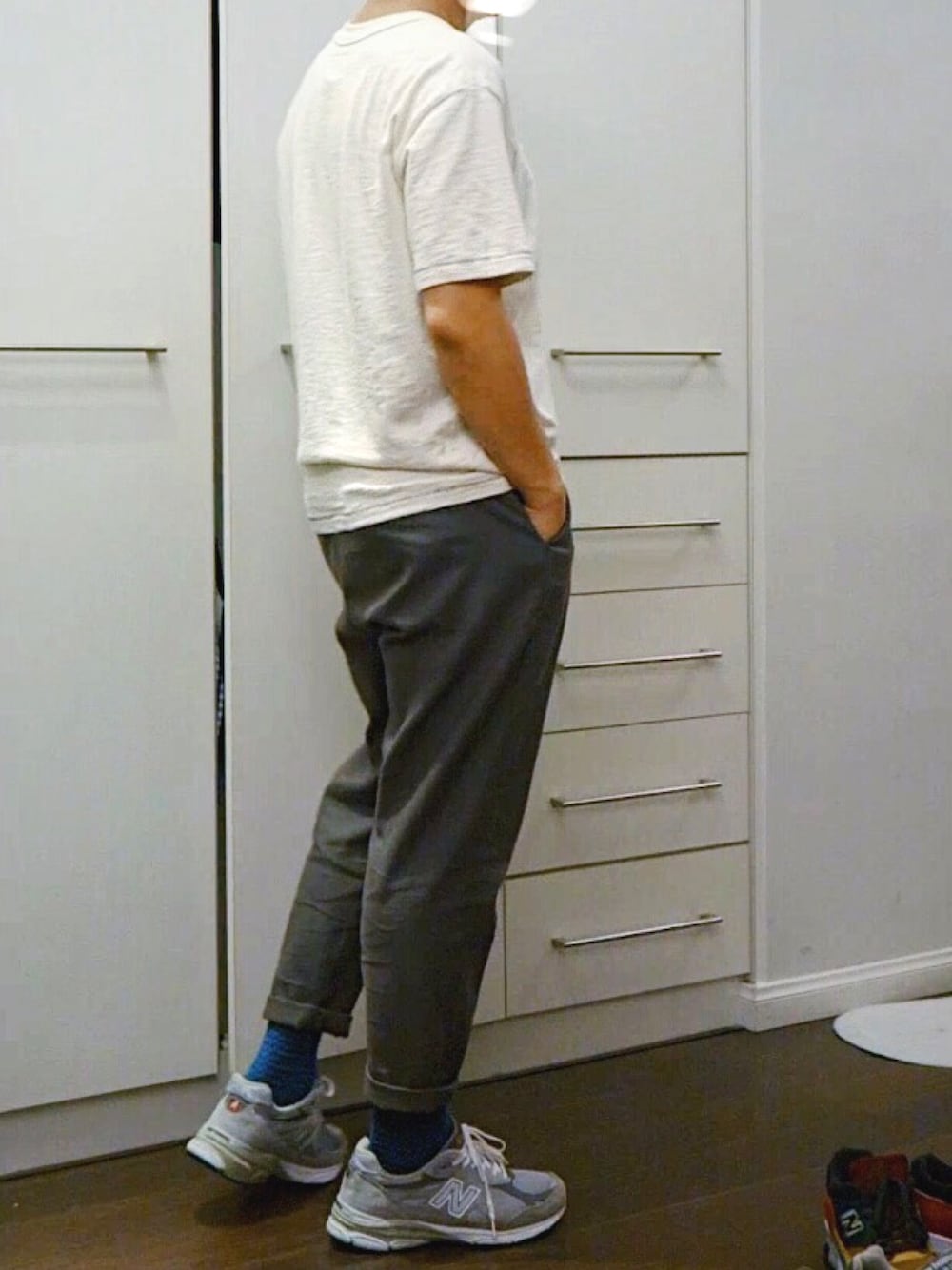 「Croquisのアイテム（チノパンツ、グレー系）」を使った、Kさん（メンズ・170cm）の秋コーディネートの1枚目の写真