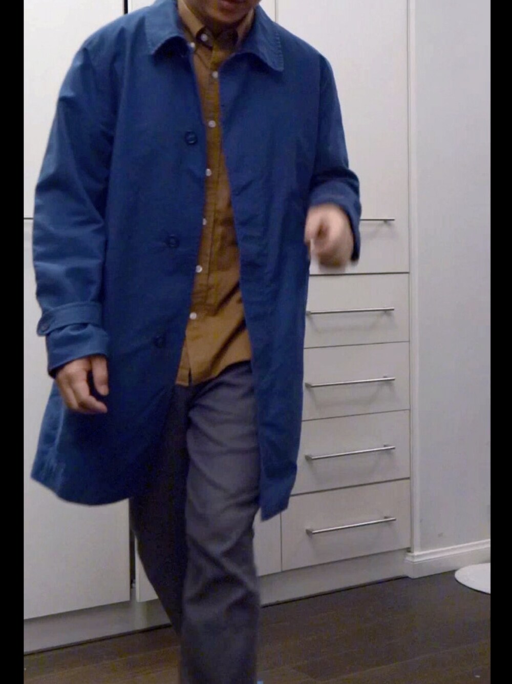 「無印良品のアイテム（トレンチコート、ブルー系）」を使った、Kさん（メンズ・170cm）の秋コーディネートの1枚目の写真