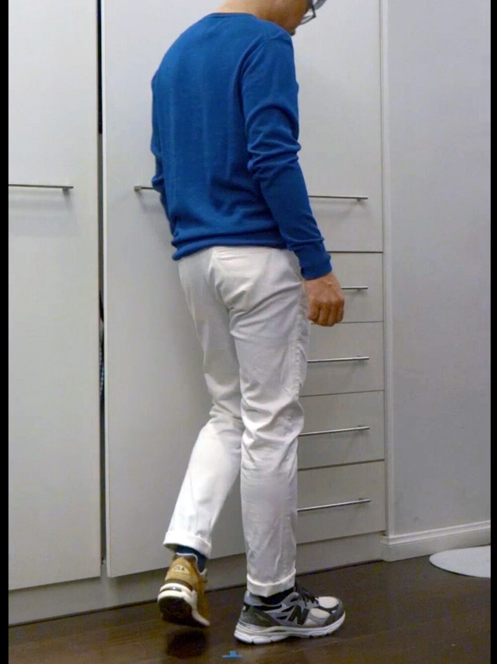 「無印良品のアイテム（チノパンツ、ホワイト系）」を使った、Kさん（メンズ・170cm）の秋コーディネートの1枚目の写真