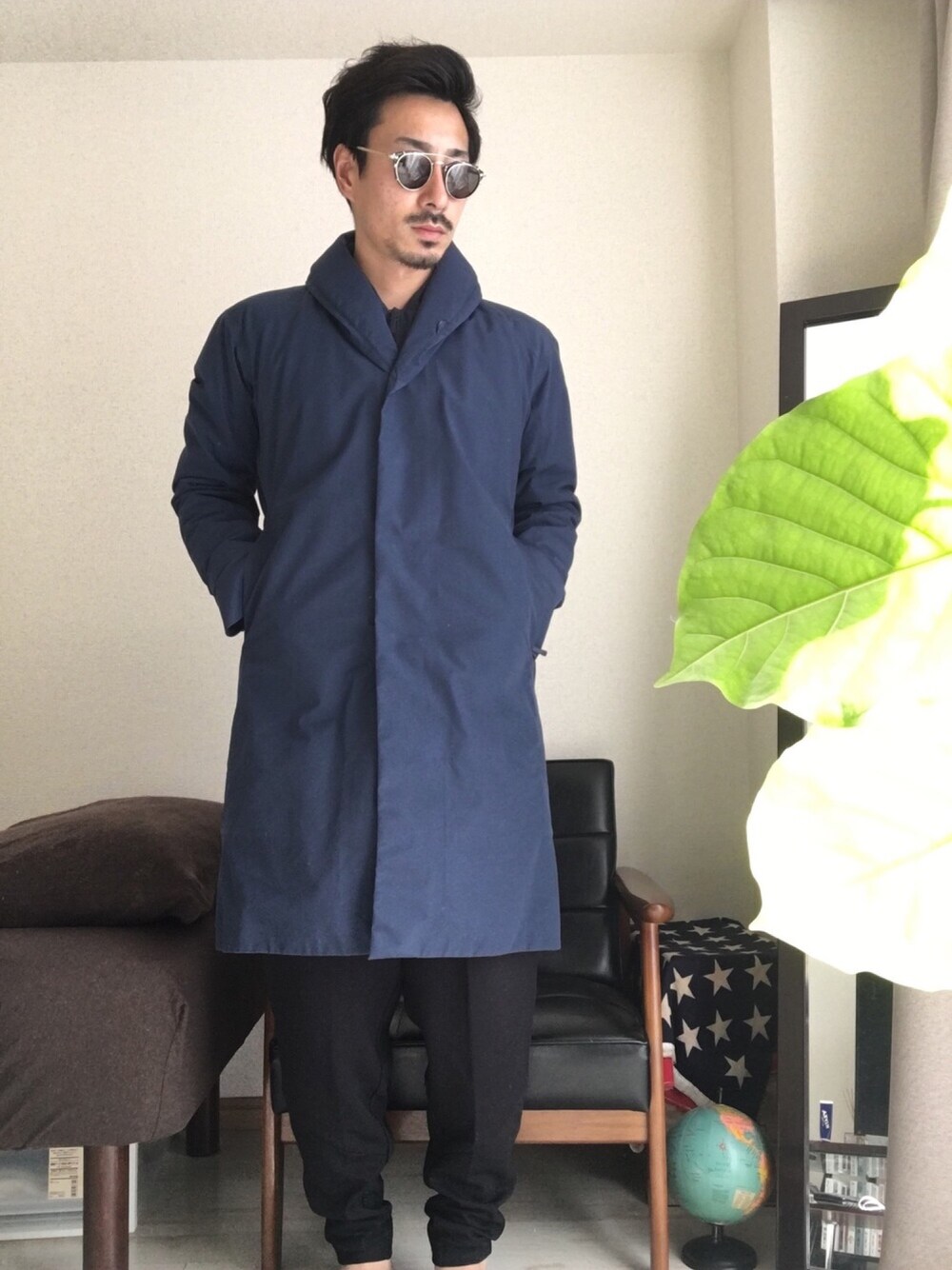 ブルー系のダウンジャケット/コート、ブラック系のその他パンツ、ブラック系のスニーカーを着用したメンズの冬コーディネートの1枚目の写真