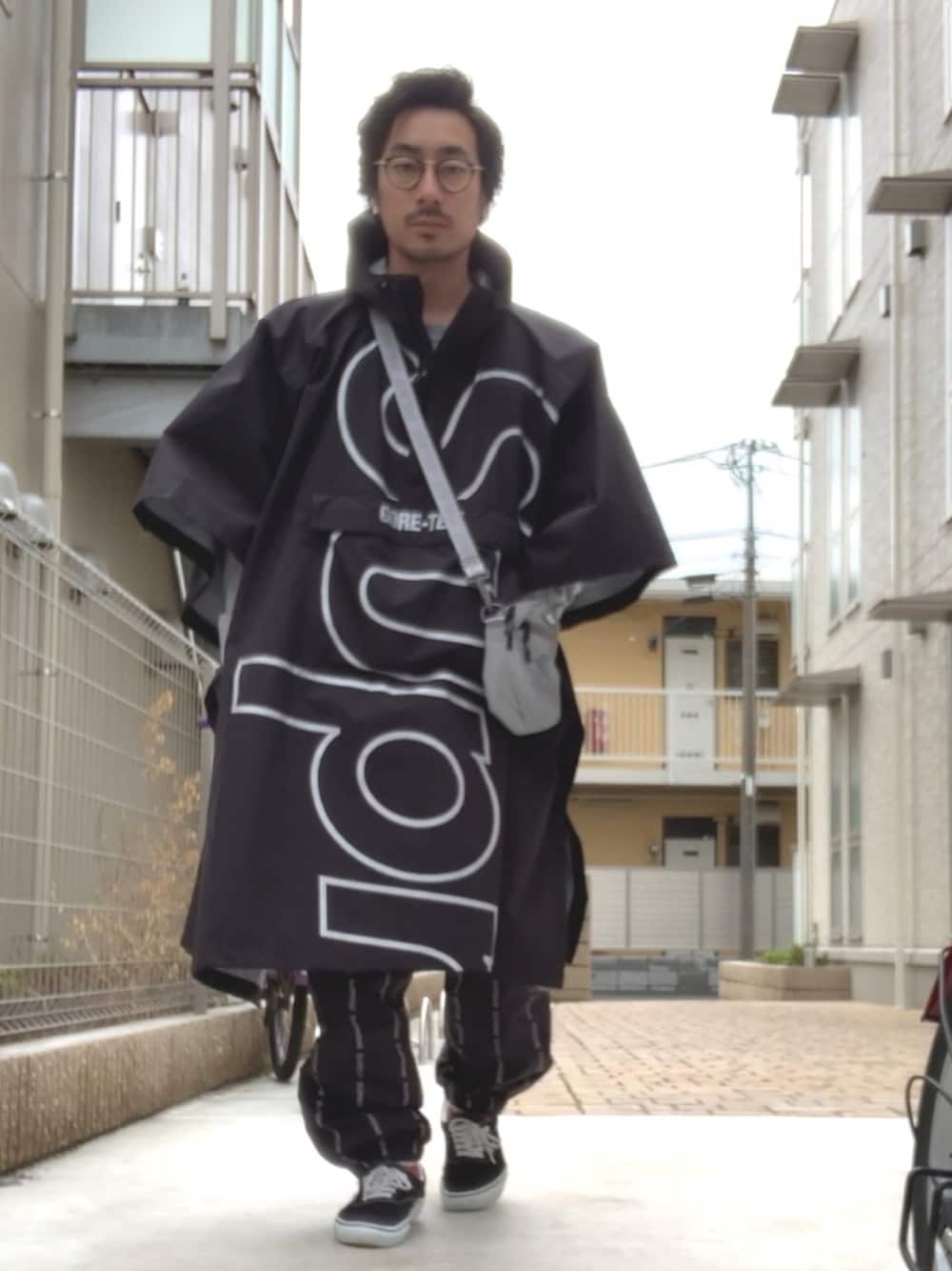 「supreme、平成最後のコーデ、春、ストリートMIX、黒」｜「OLIVER PEOPLESの505 （メガネ、ブラック系）」を使った、.___ll___さん（メンズ・168cm）の春コーディネートの1枚目の写真