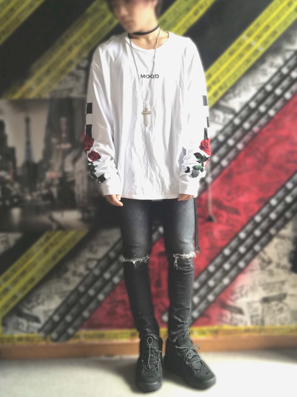 「LEGENDA、ロンT、スニーカーコーデ、モアテン、チョーカー、チョーカー男子、黒スキニー」｜「LEGENDAのCHEKER×ROSE EMBROIDERY ルーズシルエットクルーネックロンT（Tシャツ/カットソー、ホワイト系）」を使った、Suicide Wolfさん（メンズ・167cm）の春コーディネートの1枚目の写真
