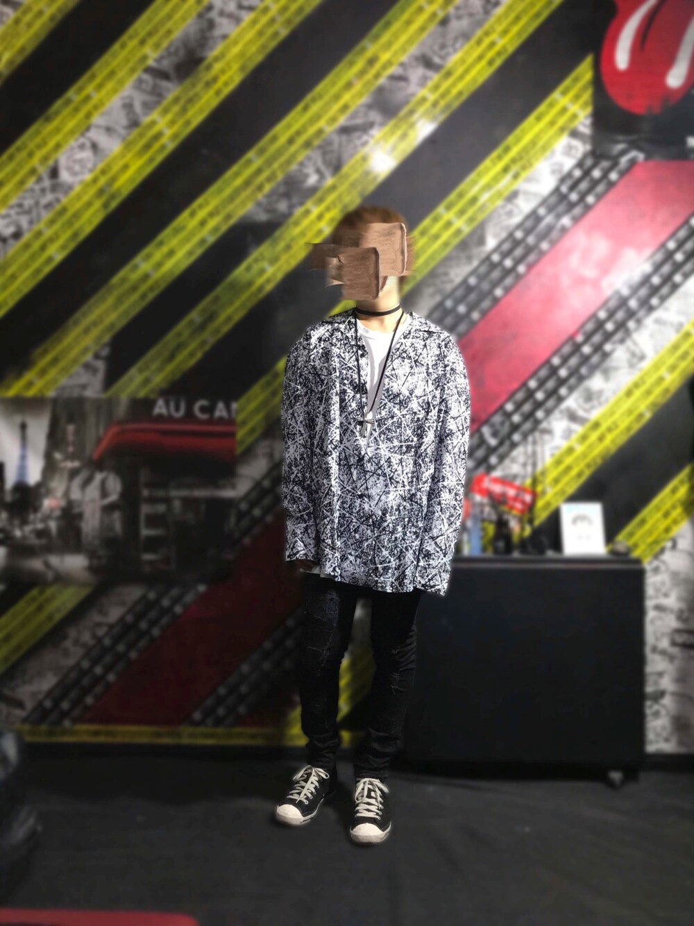 「お洒落さんとつながりたい、ゆるコーデ、スニーカー、オーバーサイズ、黒スキニー、スキニーデニム、LEGENDA、Chrome Hearts、チョーカー男子」｜「LEGENDAのPARADOXコラボ Splash ルーズシルエットオープンカラーシャツ（シャツ/ブラウス、ホワイト系）」を使った、Suicide Wolfさん（メンズ・167cm）の秋コーディネートの1枚目の写真