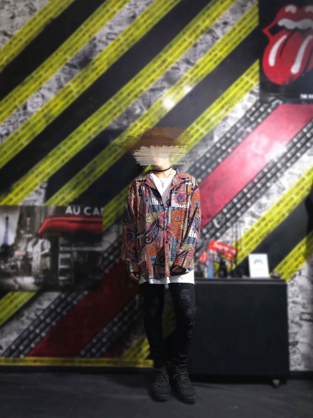 「おしゃれさんと繋がりたい、デニムパンツ、開襟シャツ、LEGENDA、柄シャツ、Chrome Hearts、チョーカー男子、チョーカー、モアテン、moreuptempo」｜「GUILD PRIMEのアイテム（チョーカー、ブラック系）」を使った、Suicide Wolfさん（メンズ・167cm）の秋コーディネートの1枚目の写真