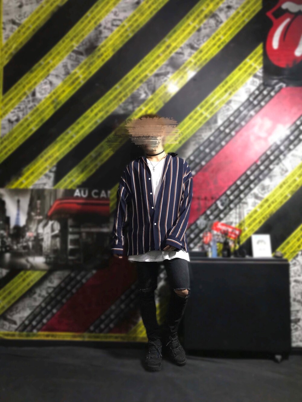 「ストライプ、シャツ、柄シャツ、ゆるコーデ、Chrome Hearts、モアテン、NIKE、黒スキニー、チョーカー男子、スニーカー」｜「GUILD PRIMEのアイテム（チョーカー、ブラック系）」を使った、Suicide Wolfさん（メンズ・167cm）の秋コーディネートの1枚目の写真