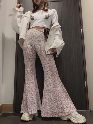 西もなか（FICTION TOKYO）使用「FICTION TOKYO（Rose motif Flare Pants）」的時尚穿搭