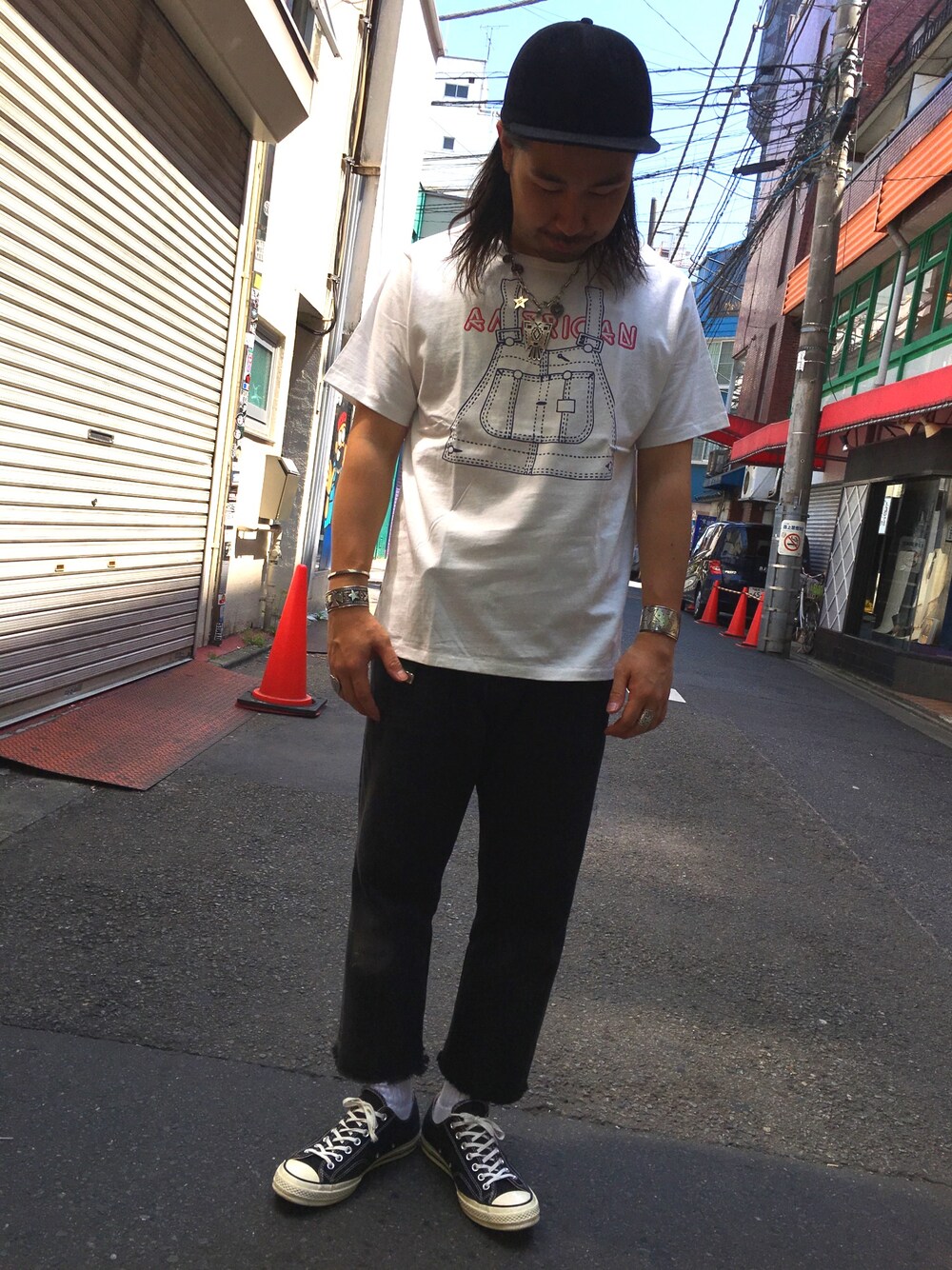 「スニーカー、Tシャツ、grn、大人カジュアル、デニム、モノトーン、古着、ストリート、古着MIX、キャップ」｜「grnのアイテム（Tシャツ/カットソー、ホワイト系）」を使った、ミズノさん（メンズ・171cm）の春コーディネートの1枚目の写真