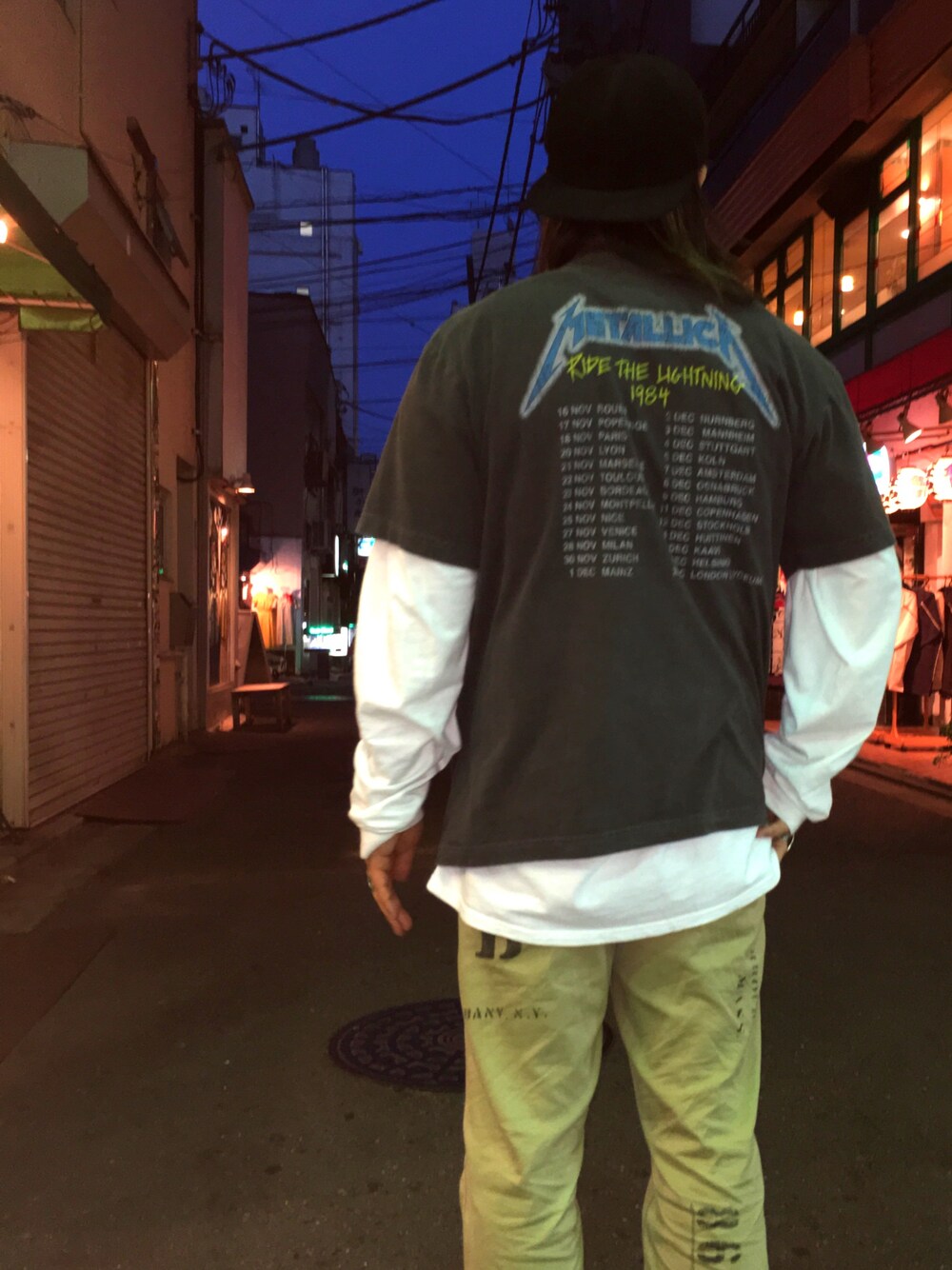 「カジュアル、ラフ、ビックシルエット、バンドT、used、ストリート、チノパン、grn、お洒落さんとつながりたい」｜「grnのアイテム（Tシャツ/カットソー、ブラック系）」を使った、ミズノさん（メンズ・171cm）の夏コーディネートの1枚目の写真