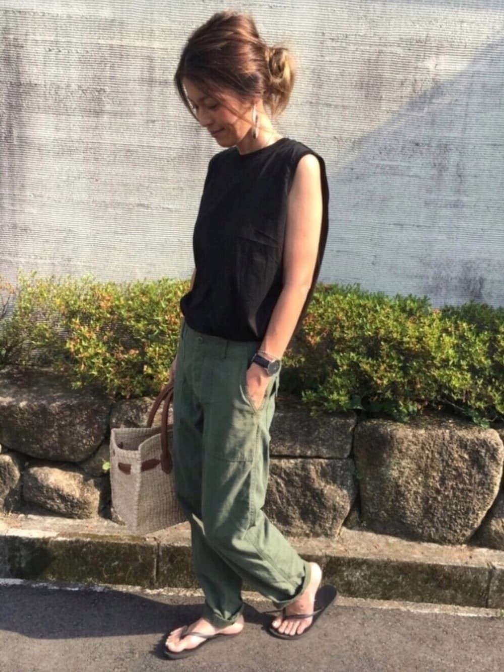 「ノースリーブ、ベーカーパンツ、ビーサン、かごバッグ、ママコーデ、シンプル、オトナカジュアル、ラフ、きれいめカジュアル、キレイめ」｜「GUのアイテム（Tシャツ/カットソー、ブラック系）」を使った、yukoさん（レディース・168cm）の夏コーディネートの1枚目の写真