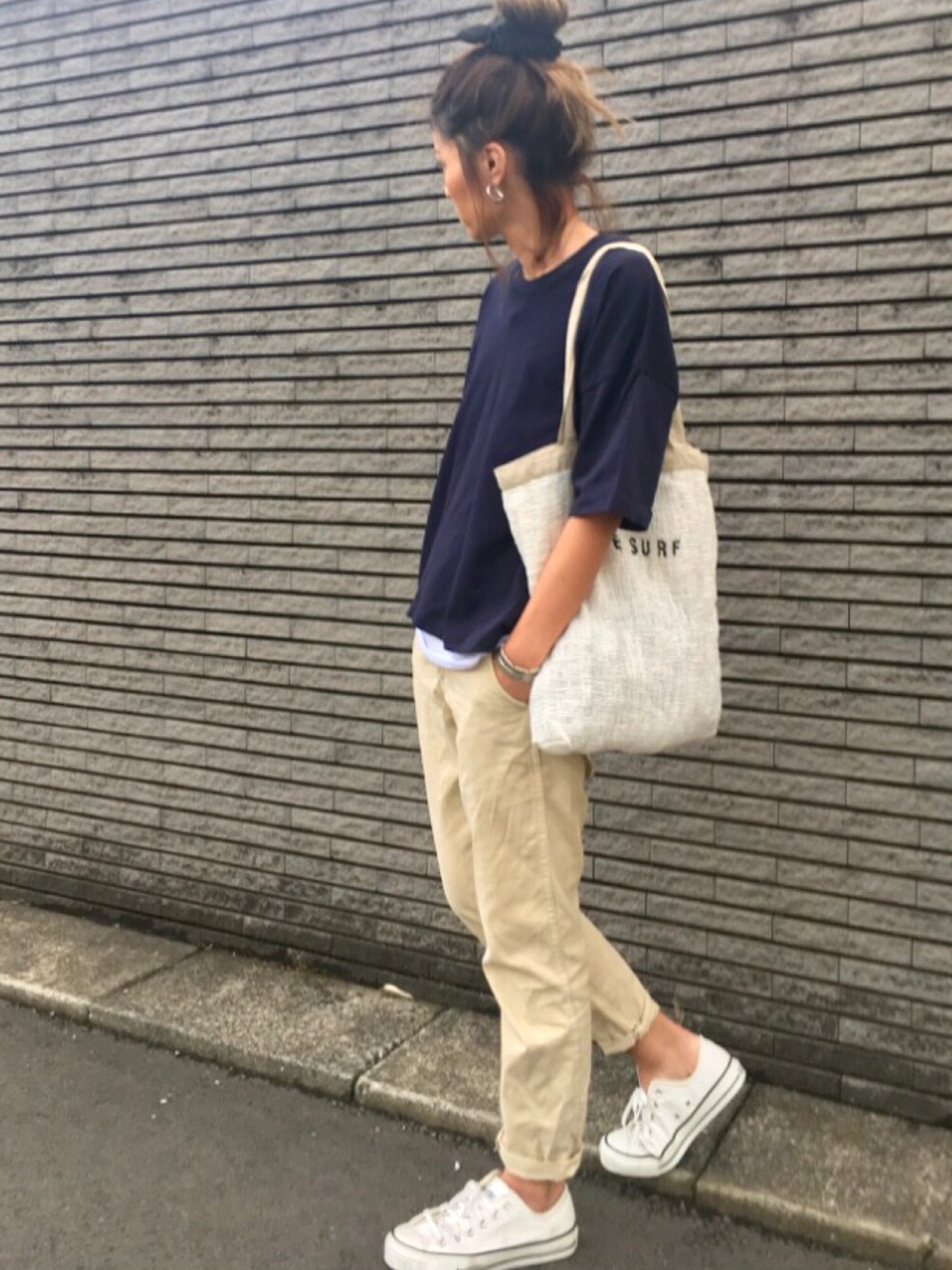 ベージュ系のその他パンツ、ホワイト系のスニーカー、ホワイト系のトートバッグを着用したレディースの春コーディネートの1枚目の写真