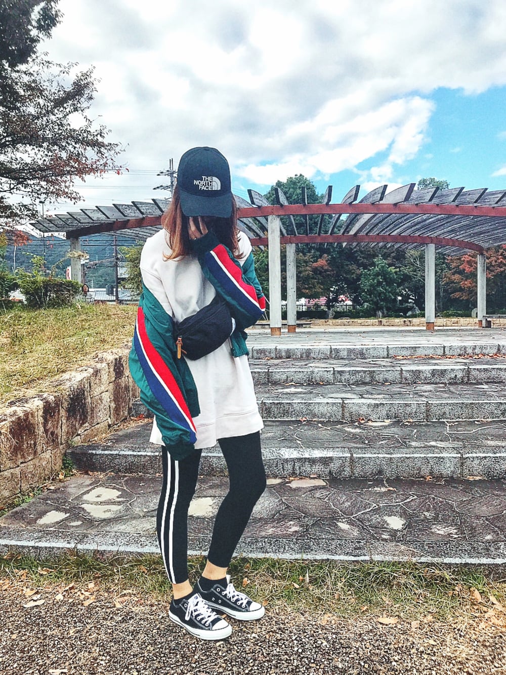「ストリート服が好き」｜「AZUL by moussyのビッグスウェットチュニック（チュニック、ホワイト系）」を使った、mikippeさん（レディース・168cm）の秋コーディネートの1枚目の写真