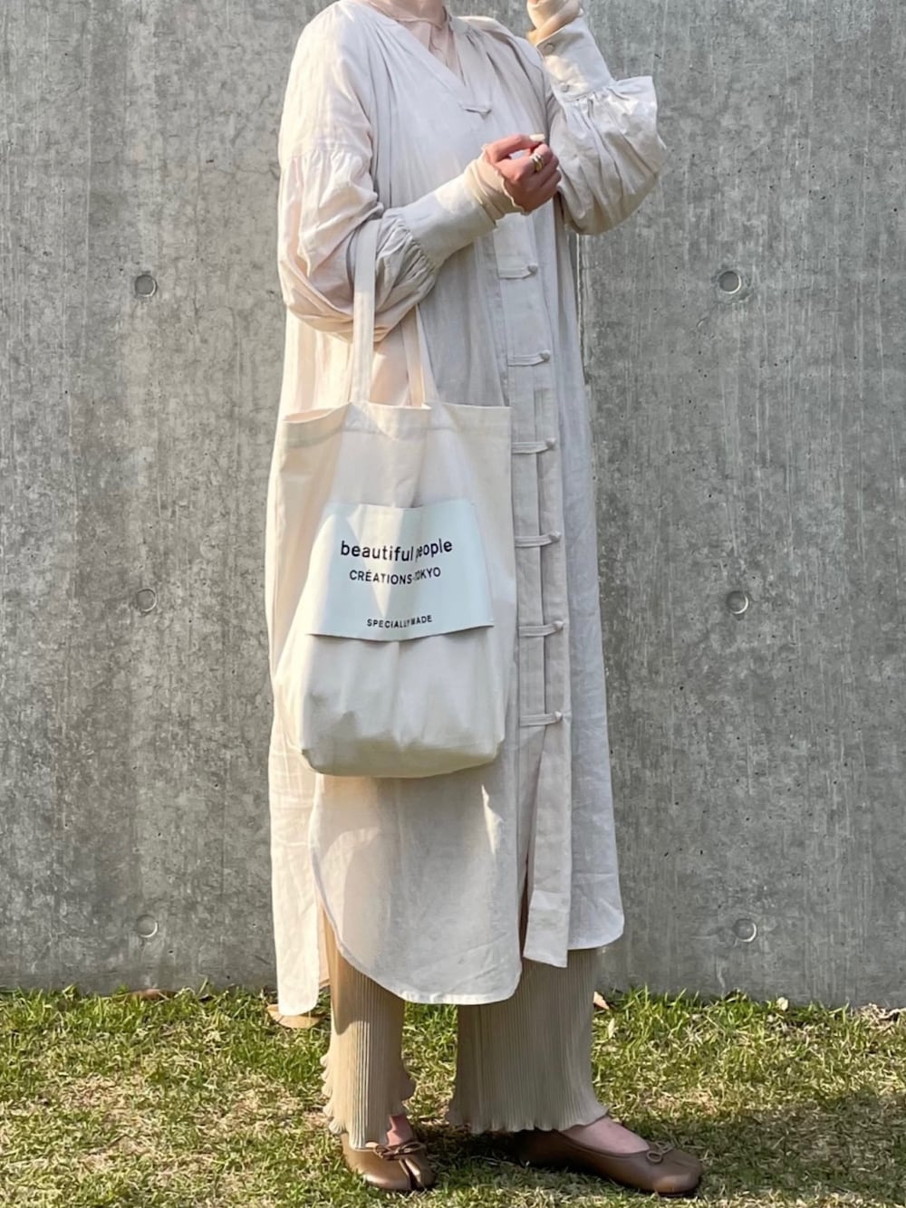 「ベージュコーデ、ワントーンコーデ、淡色コーデ、淡色女子、シャツワンピ、ワンピース、休日スタイル、休日コーデ」｜「beautiful peopleのアイテム（トートバッグ、ホワイト系）」を使った、muu3y6さん（レディース・163cm）の春コーディネートの1枚目の写真