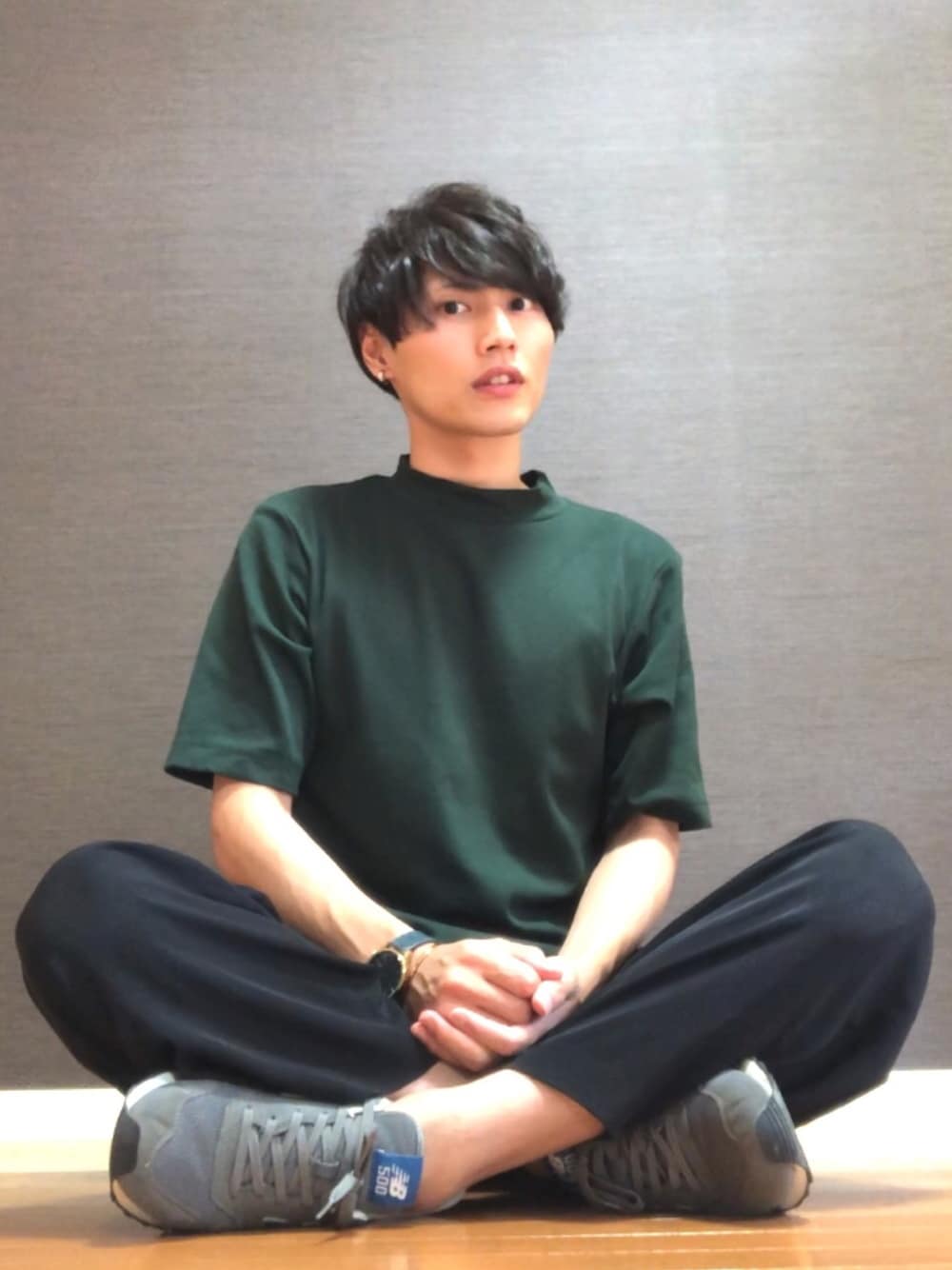 「ワイドパンツ、スニーカー、休日スタイル、シンプル、シンプルコーデ、夏コーデ、カジュアル、きれいめカジュアル、プチプラ、プチプラコーデ」｜「GUのアイテム（Tシャツ/カットソー、グリーン系）」を使った、naoさん（メンズ・175cm）の夏コーディネートの1枚目の写真