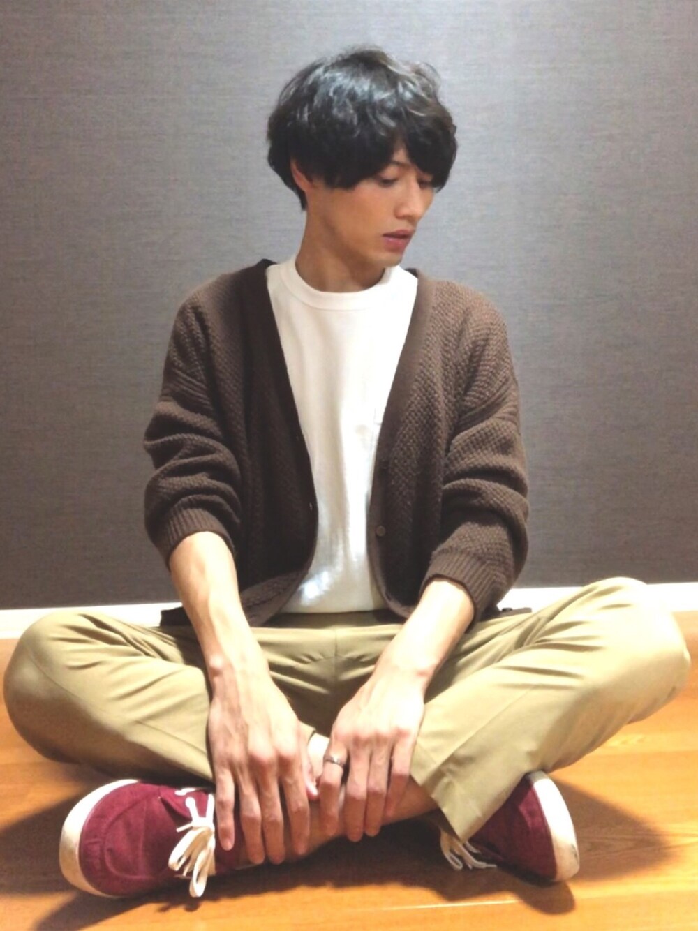 「秋のカフェオレコーデ、大人トレンドカジュアル、ブラウンコーデ、お洒落さんとつながりたい、プチプラ、きれいめカジュアル、秋コーデ、シンプルコーデ、オトナカジュアル、白Tシャツ」｜「GUのアイテム（Tシャツ/カットソー、ホワイト系）」を使った、naoさん（メンズ・174cm）の秋コーディネートの1枚目の写真