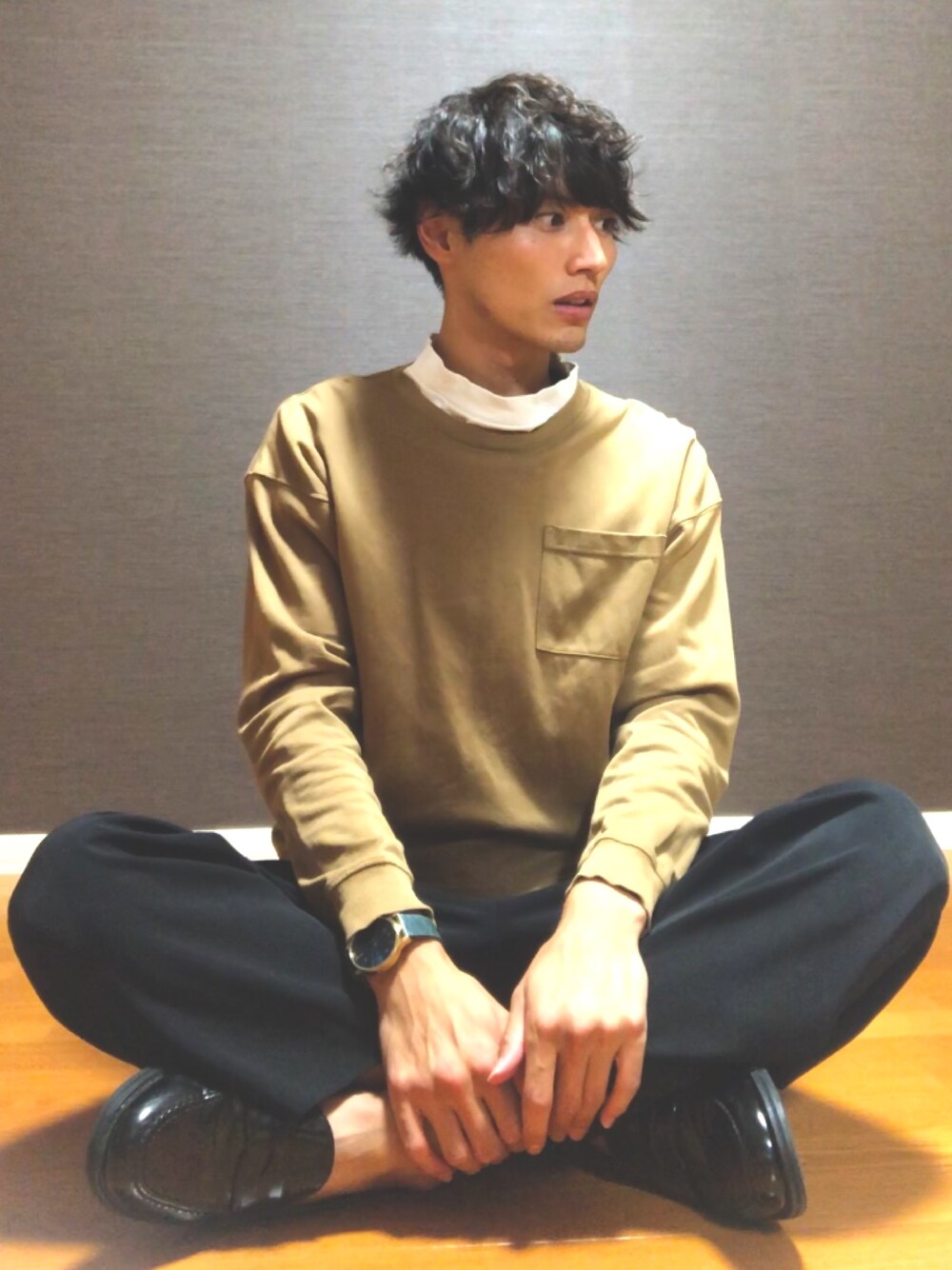 「ブラウン、シンプルコーデ、ゆるコーデ、お洒落さんとつながりたい、オトナカジュアル、きれいめカジュアル、秋のコーデ、ビッグシルエット、ワイドパンツ、カジュアル」｜「GUのアイテム（Tシャツ/カットソー、ゴールド系）」を使った、naoさん（メンズ・174cm）の秋コーディネートの1枚目の写真