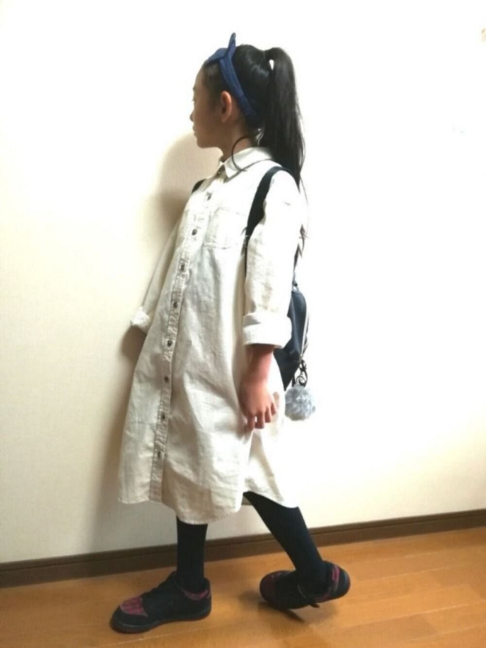「シャツワンピース、おんなのこ、秋冬のコーデ、小学生、キッズコーデ、カジュアル、リュック、ファー小物、NIKE、GU」｜「NIKEのアイテム（スニーカー、その他）」を使った、kurukuruさん（キッズ・130cm）の秋コーディネートの1枚目の写真