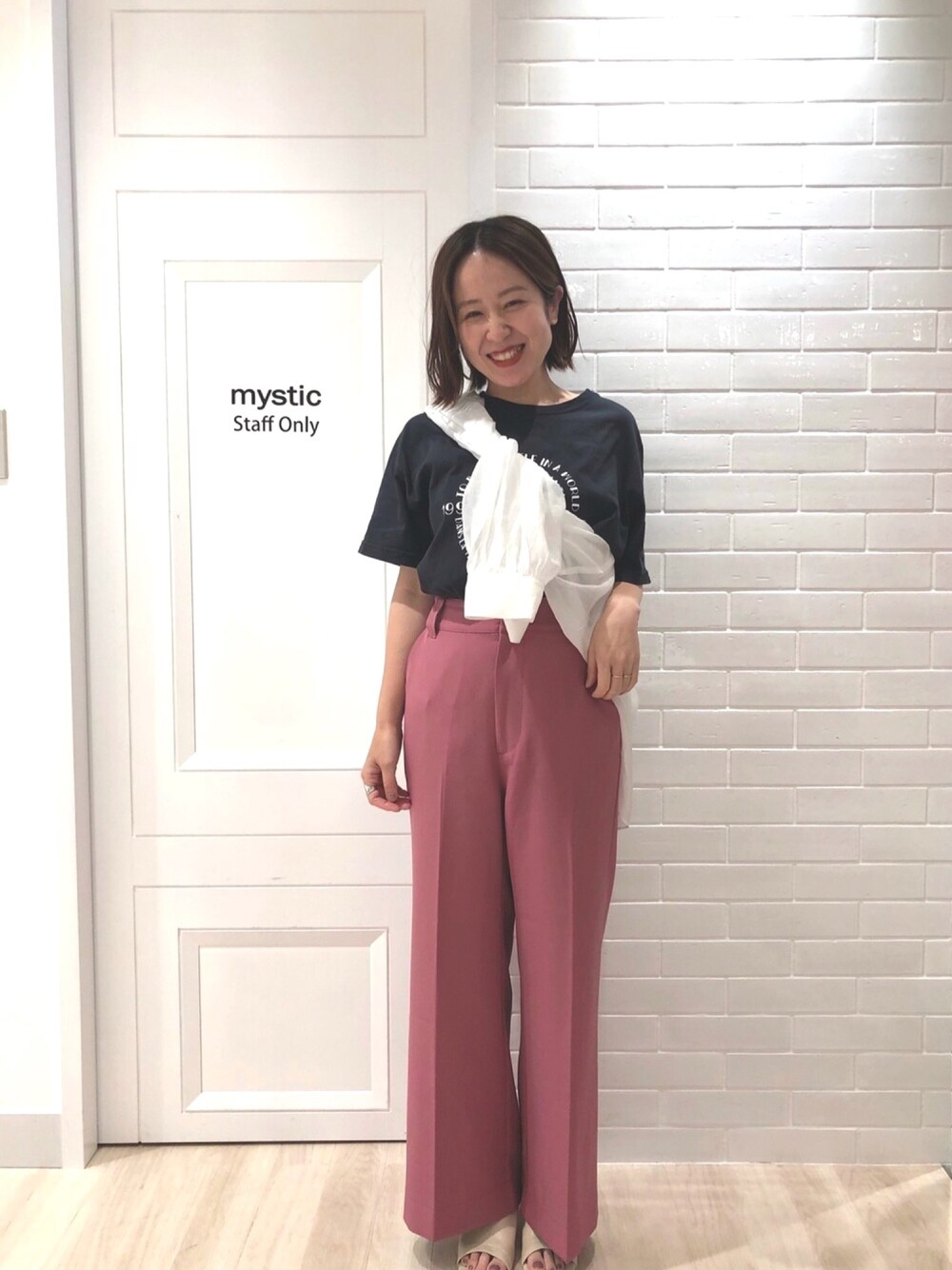 「カジュアルコーデ、大人コーデ、mystic、mysticstaff、カラーパンツ、バンドT、ワイドパンツ、センタープレス、センタープレスパンツ、たすき掛け」｜「mysticのセンタープレスワイドパンツ（スラックス、ピンク系）」を使った、mystic_ayakoさん（レディース・158cm）の夏コーディネートの1枚目の写真