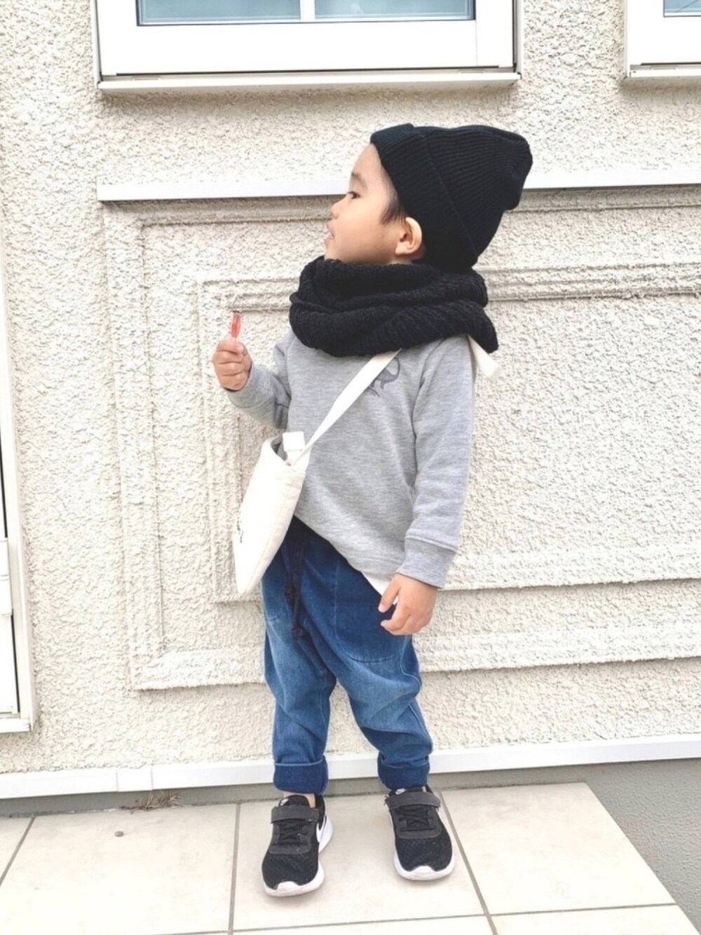 「サルエルデニム、サルエルパンツ、恐竜、ニット帽、スヌード、男の子、キッズコーデ、男の子コーデ、3歳、タンジュン」｜「GLOBAL WORKの【キッズ】恐竜裾レイヤーカラースウェット/862175（スウェット、グレー系）」を使った、a&kさん（キッズ・90cm）の冬コーディネートの1枚目の写真