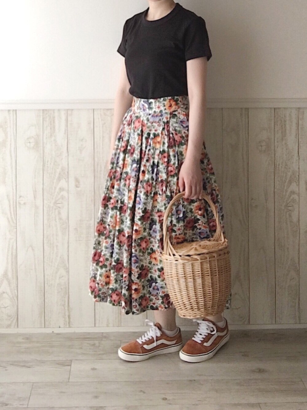 「夏、スニーカー、ロングスカート、リバティ、コンバース、converse、ユニクロ、UNIQLO、かごバッグ、白Tシャツ」｜「semenoのアイテム（ネックレス、シルバー系）」を使った、yuiさん（レディース・152cm）の夏コーディネートの1枚目の写真
