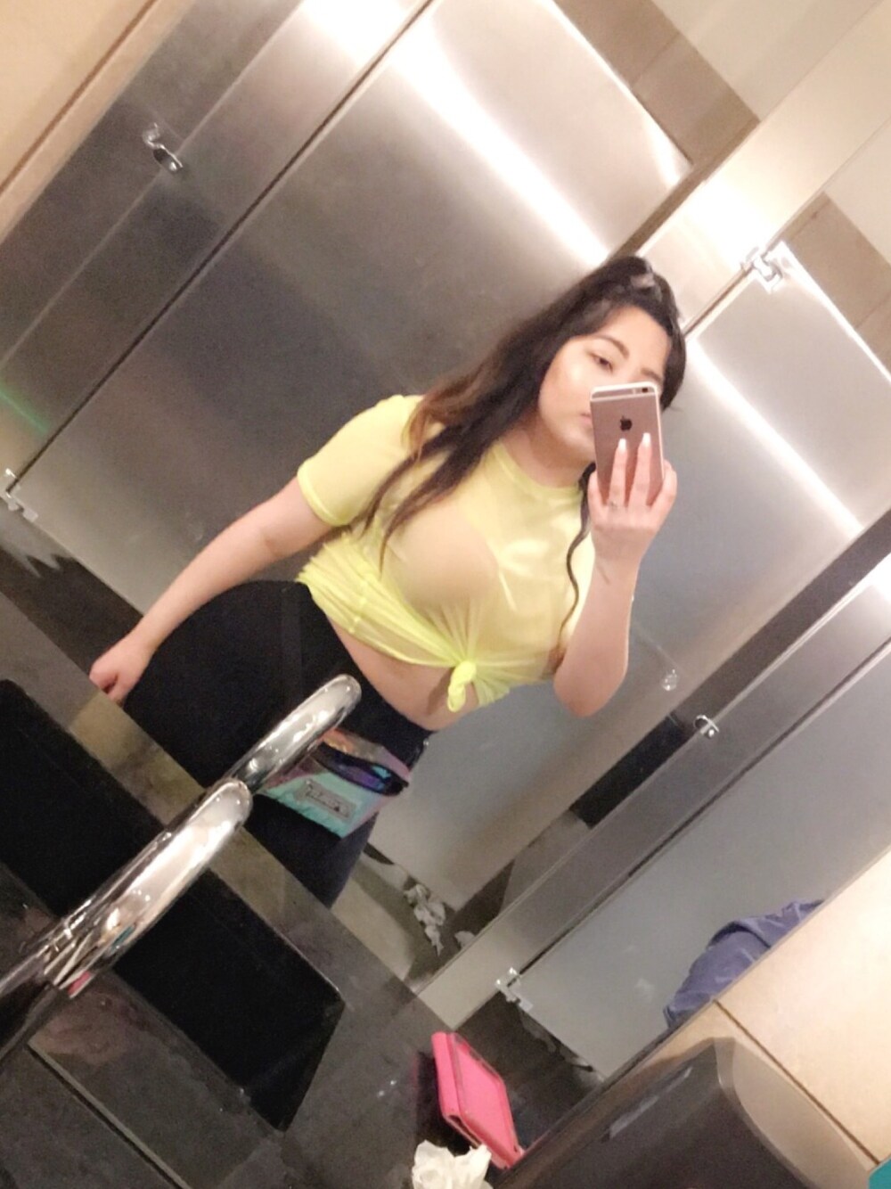 グリーン系のシャツ/ブラウスを着用したレディースの春コーディネートの1枚目の写真