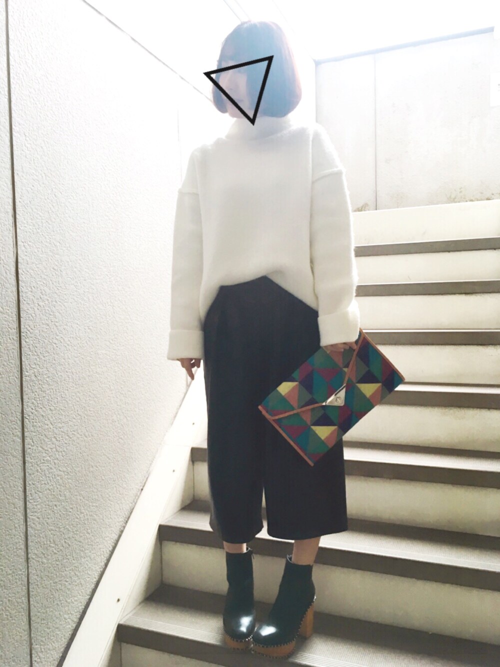 「ビッグシルエット、レザーパンツ、ワイドパンツ、モノトーン、厚底ブーツ、もこもこ、ショートブーツ、クラッチバッグ、ハイネック、ハイネックニット」｜「JEANASISの7Gストレッチハイネックプルオーバー/729980（ニット/セーター、ホワイト系）」を使った、ヤマキミさん（レディース・154cm）の冬コーディネートの1枚目の写真