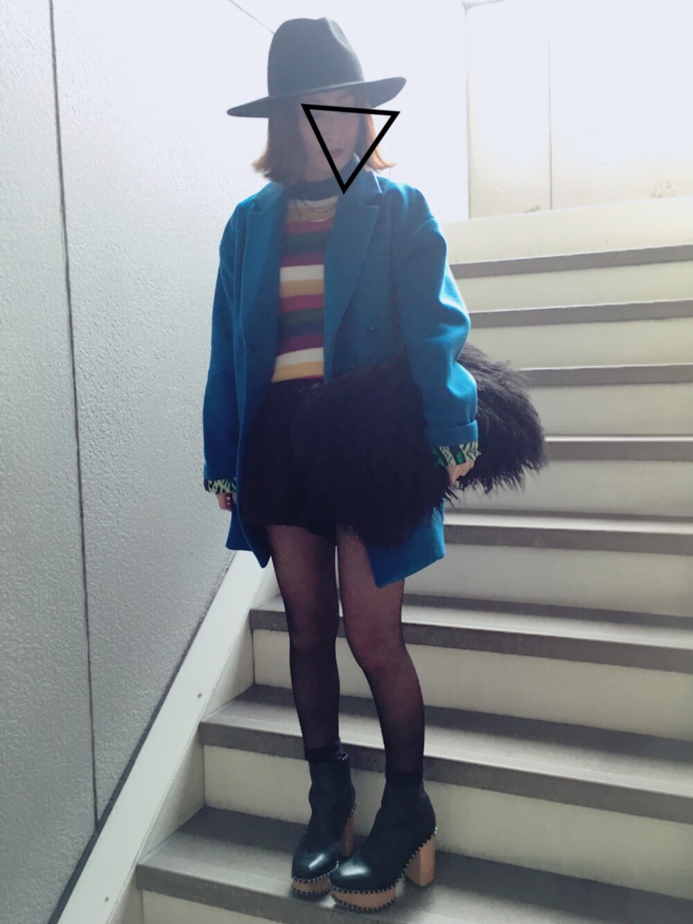 「ショートブーツ、コート、ショートパンツ、ボーダー、ハイネック、ハイネックニット、ハット、ボーダーニット、レトロ、ファークラッチ」｜「SLYのCOLOR　WOOL　BIGコート（ピーコート、ブルー系）」を使った、ヤマキミさん（レディース・154cm）の冬コーディネートの1枚目の写真