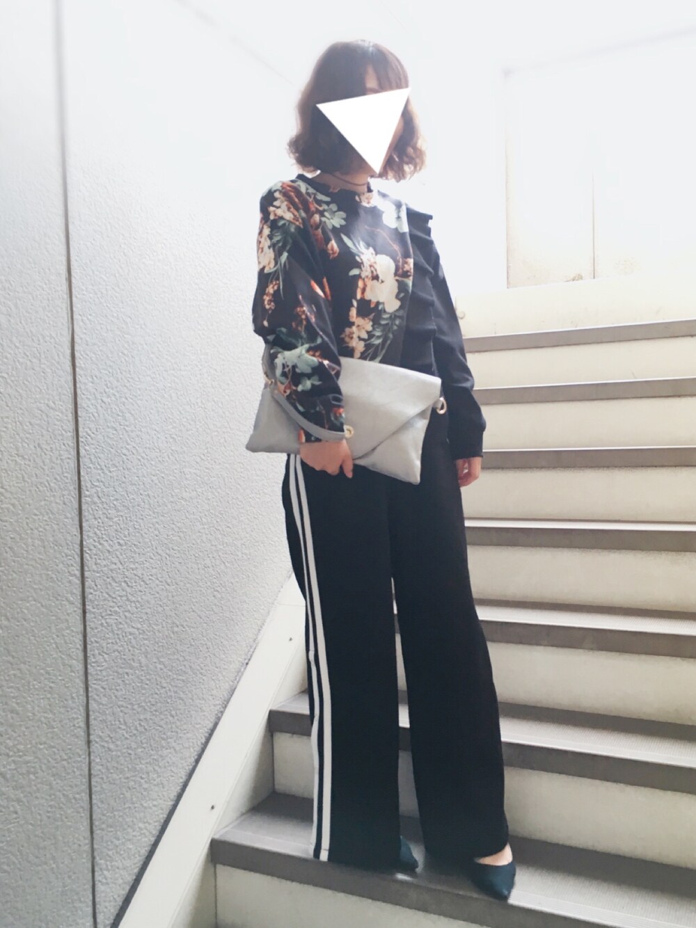 「ラインパンツ、スポーツミックス、プチプラコーデ、オールブラック、クラッチバッグ、チョーカー、パンプス、花柄、花柄トップス、ワイドパンツ」｜「EMODAのDRAW FLOWER DOCKINGトップス（トップス、オレンジ系）」を使った、ヤマキミさん（レディース・154cm）の春コーディネートの1枚目の写真