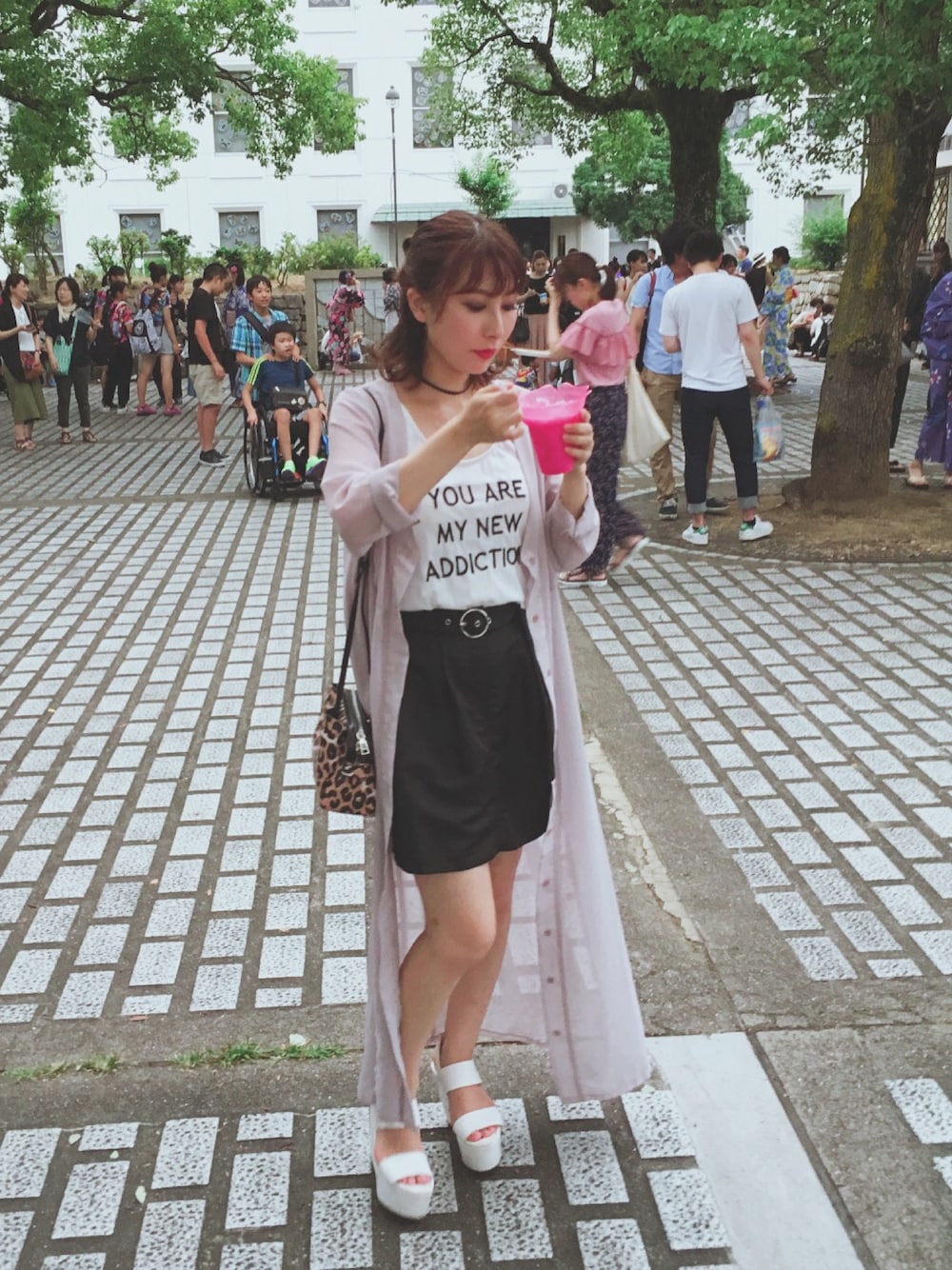 「リングベルト、ミニスカート、ガウン、厚底サンダル、シフォン、シフォンガウン、お祭り、チョーカー、モード、タンクトップ」｜「EMODAのノーカラーマキシシャツ（シャツ/ブラウス、グレー系）」を使った、ヤマキミさん（レディース・154cm）の夏コーディネートの1枚目の写真