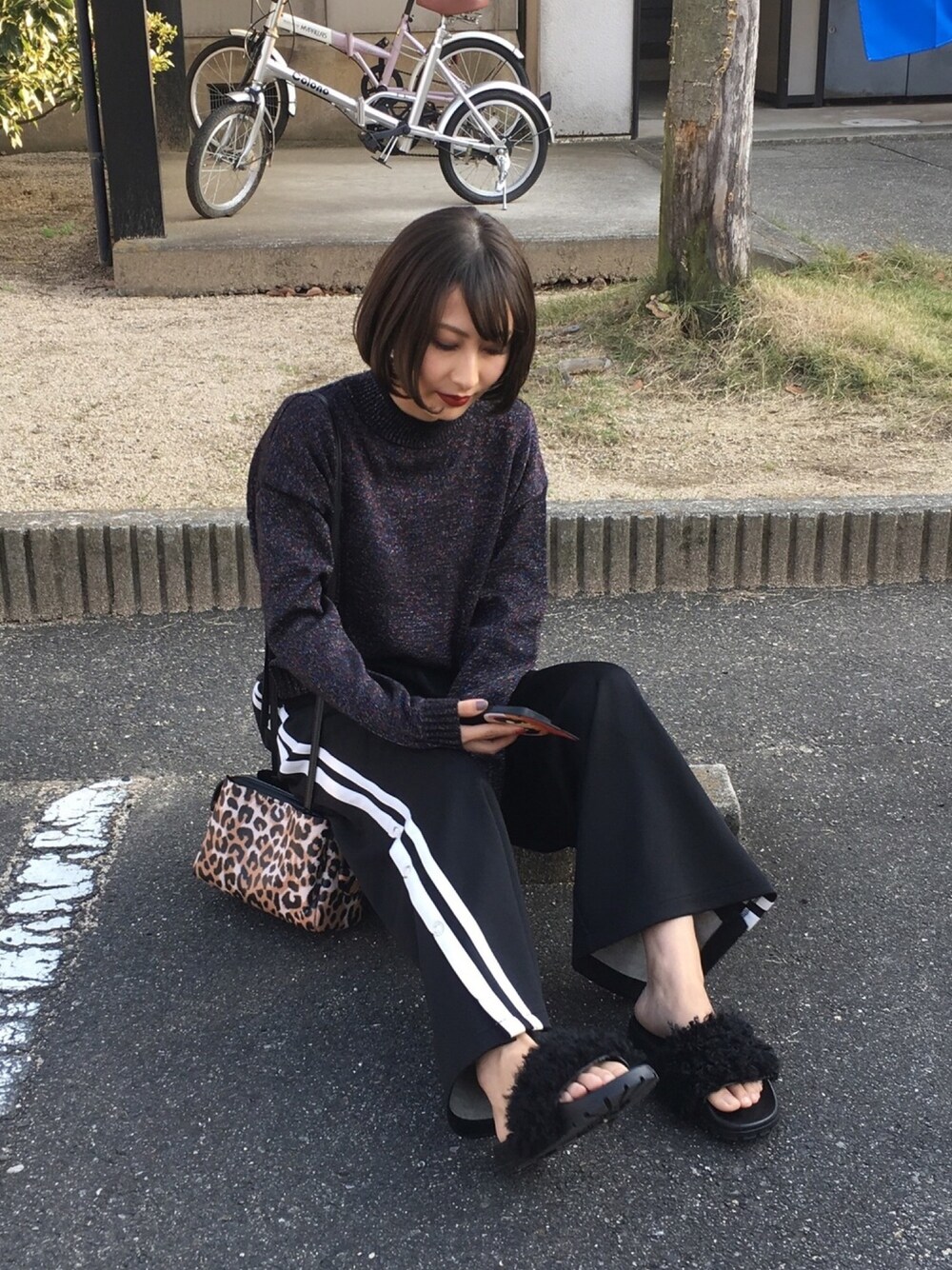 「ラインパンツ、オールブラック、オトナカジュアル、スポーツミックス、ジャージ、カジュアル、ファーサンダル、ラメニット、ニット、ワントーンコーデ」｜「jouetieのラメショート丈ニット（ニット/セーター、その他）」を使った、ヤマキミさん（レディース・154cm）の秋コーディネートの1枚目の写真
