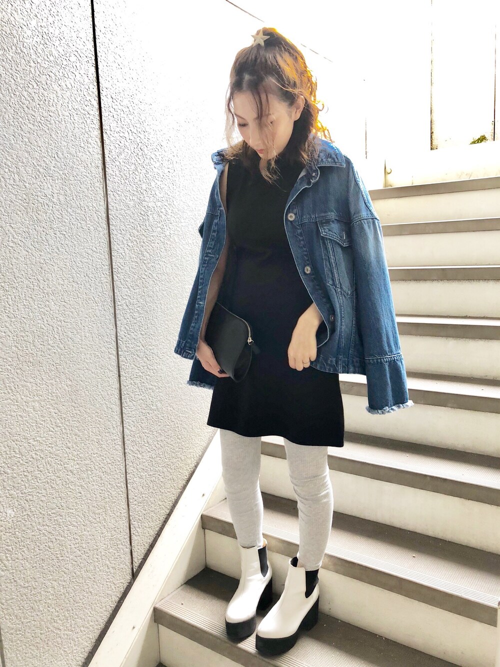 「マタニティ、マタニティコーデ、妊婦、妊婦コーデ、ショートブーツ、厚底ブーツ、タイトワンピース、デニムジャケット、Gジャン、リブレギンス」｜「JEANASISのスーパーBIG Gジャン/763349（デニムジャケット、ブルー系）」を使った、ヤマキミさん（レディース・154cm）の秋コーディネートの1枚目の写真