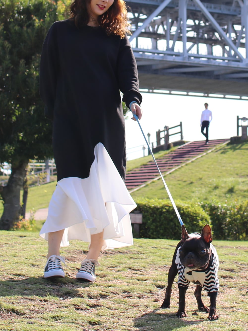 「モノトーンコーデ、妊婦、妊婦コーデ、マタニティ、マタニティコーデ、ワンピース、ワンピース×スニーカー、モノトーン、モード、シンプルコーデ」｜「DHOLICのラッフルヘムスウェットワンピース（ワンピース/ドレス、ブラック系）」を使った、ヤマキミさん（レディース・154cm）の秋コーディネートの1枚目の写真