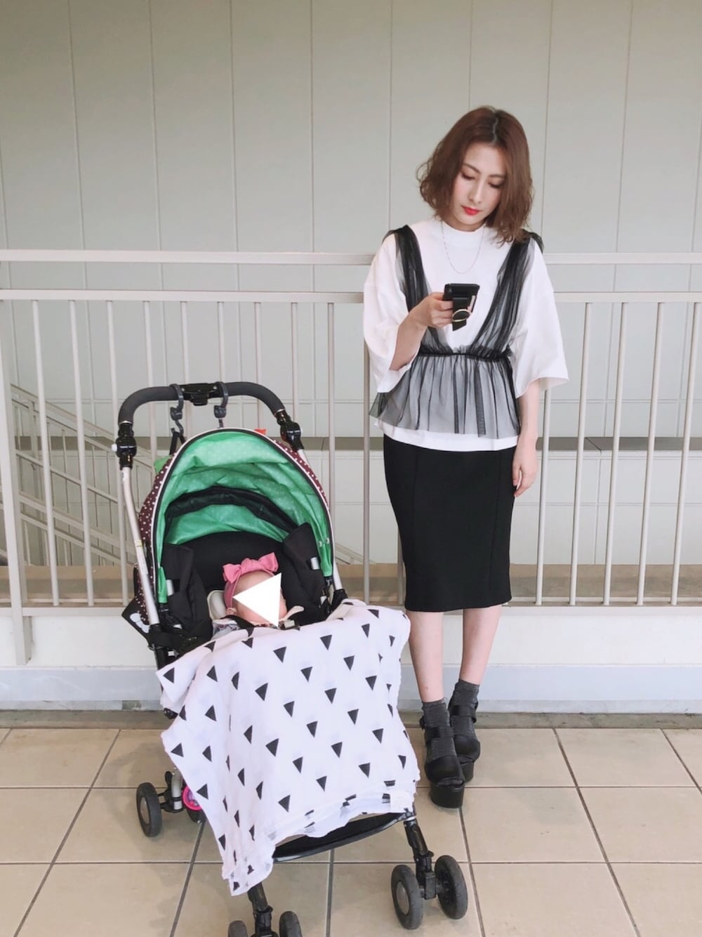 「プチプラ、モノトーン、モード、ママコーデ、ママファッション、タイトスカート、チュール、シンプル、低身長コーデ、ビスチェ」｜「jouetieの【GIRLY】ポンチペンシルSK（スカート、ブラック系）」を使った、ヤマキミさん（レディース・154cm）の夏コーディネートの1枚目の写真