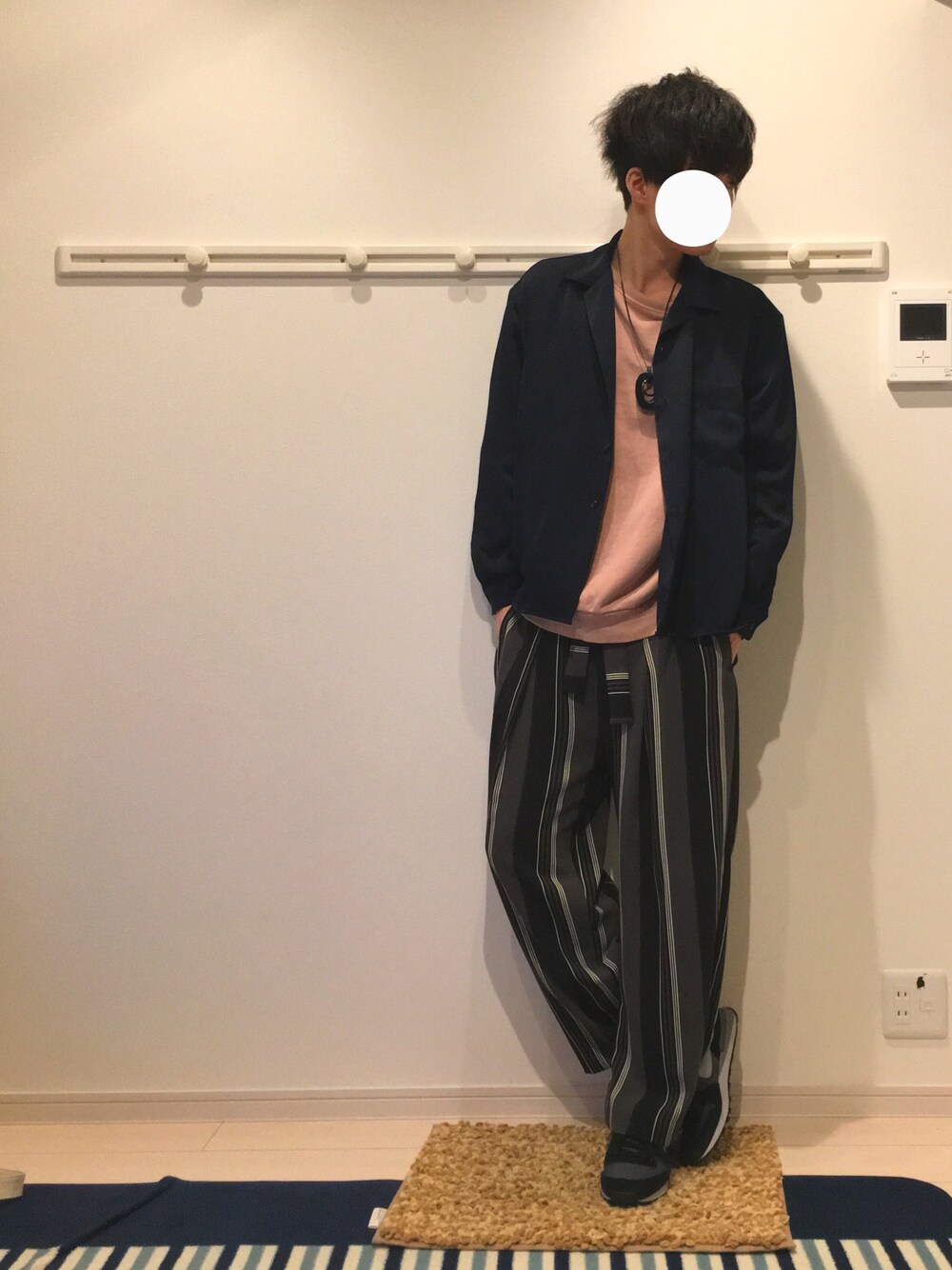 ブラック系のシャツ/ブラウス、ピンク系のスウェット、ブラック系のその他パンツを着用したメンズの春コーディネートの1枚目の写真