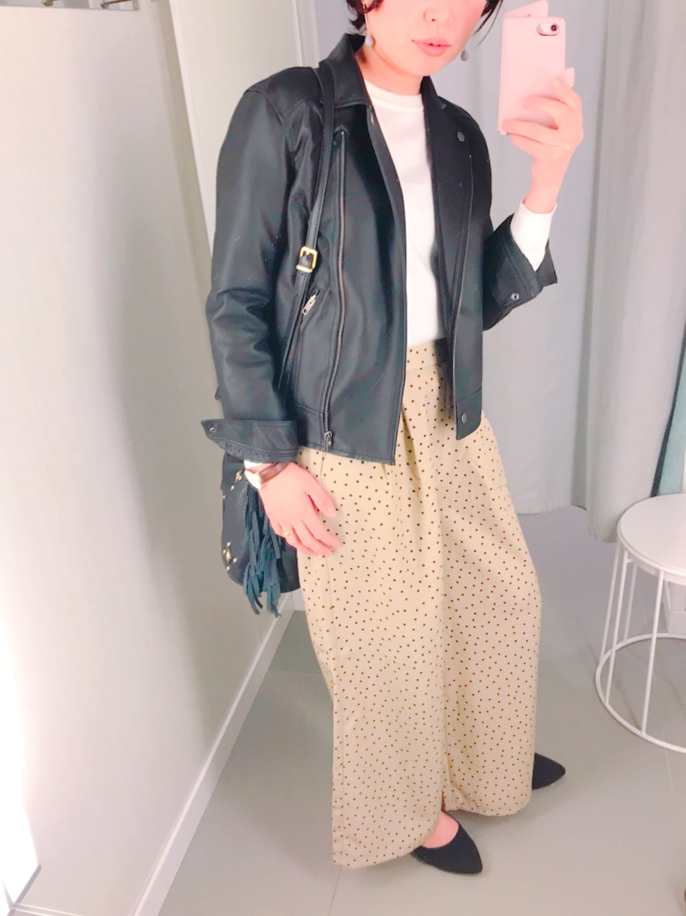 「ドットパンツ、ドット、GU、ママコーデ、ライダース、はるコーデ、ショートヘア、ベージュ、アラフォー、オトナカジュアル」｜「merculesのアイテム（ショルダーバッグ、ブラック系）」を使った、sariaさん（レディース・161cm）の冬コーディネートの1枚目の写真