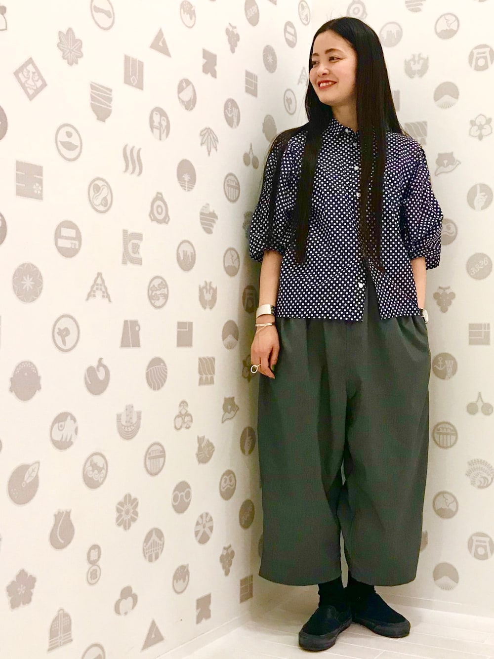 その他のシャツ/ブラウス、グレー系のその他パンツ、その他のスリッポンを着用したレディースの春コーディネートの1枚目の写真