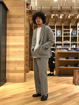 「BEAMS（ビームス）のアイテム（スラックス）」を使った、おまつさん（メンズ・176cm）の春コーディネート