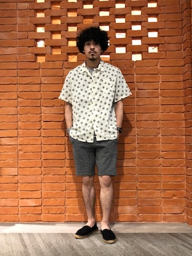 「REMI RELIEF（レミレリーフ）のアイテム（シャツ/ブラウス、ホワイト系）」を使った、おまつさん（メンズ・176cm）の春コーディネート