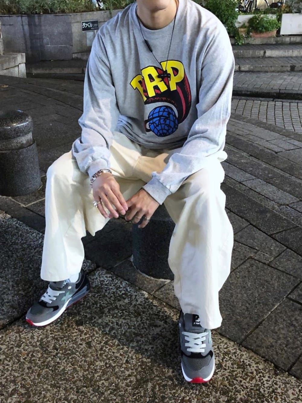 グレー系のTシャツ/カットソー、ホワイト系のその他パンツ、グレー系のスニーカーを着用したメンズの秋コーディネートの1枚目の写真