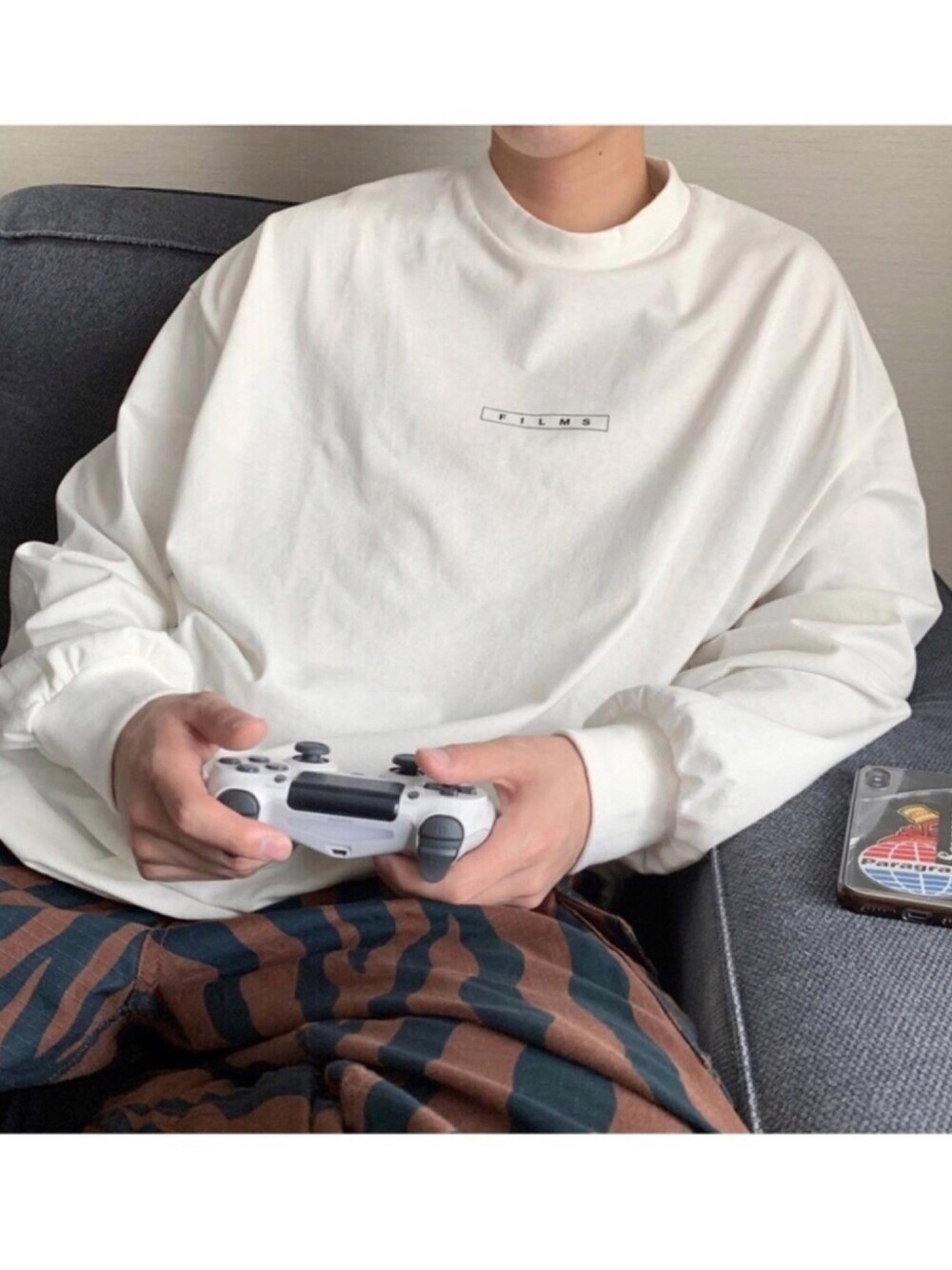 「おうちファッション、シンプルコーデ、春コーデ、ストリート、ロンT、WHO’S WHO gallery、OBEY、ゆるコーデ、キレイめ、オーバーサイズ」｜「WHO'S WHO galleryのFILMSビッグロンTEE（Tシャツ/カットソー、ホワイト系）」を使った、秦翔平さん（メンズ・180cm）の春コーディネートの1枚目の写真