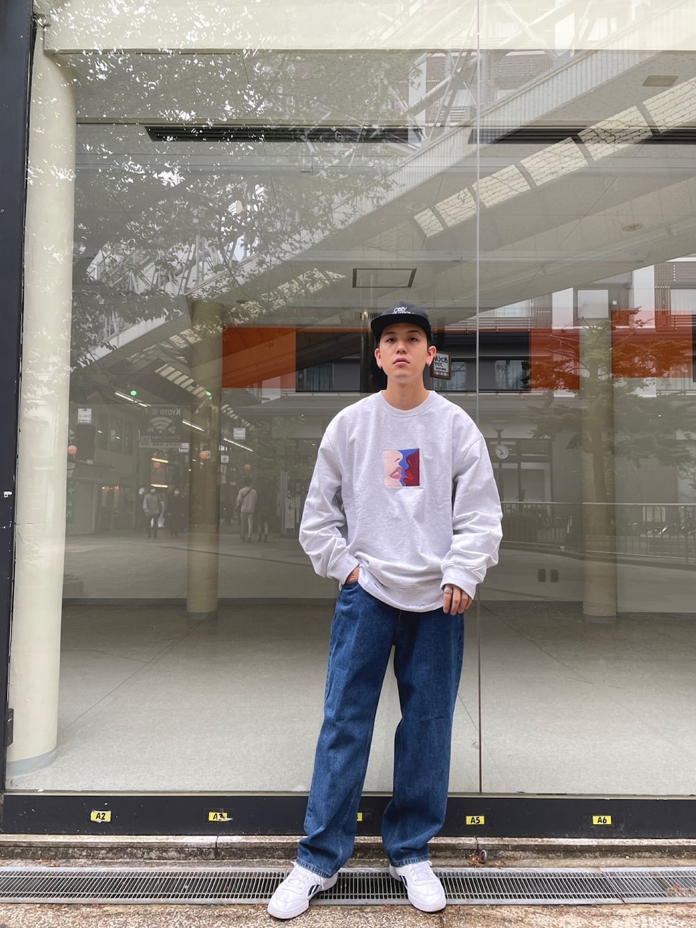 「デニム、アメカジ、カジュアルコーデ、スウェット、ビッグシルエット、キャップ、OBEY、Dime、WHO’S WHO gallery、今日のコーデ」｜「OBEYのアイテム（トップス、ホワイト系）」を使った、秦翔平さん（メンズ・180cm）の春コーディネートの1枚目の写真