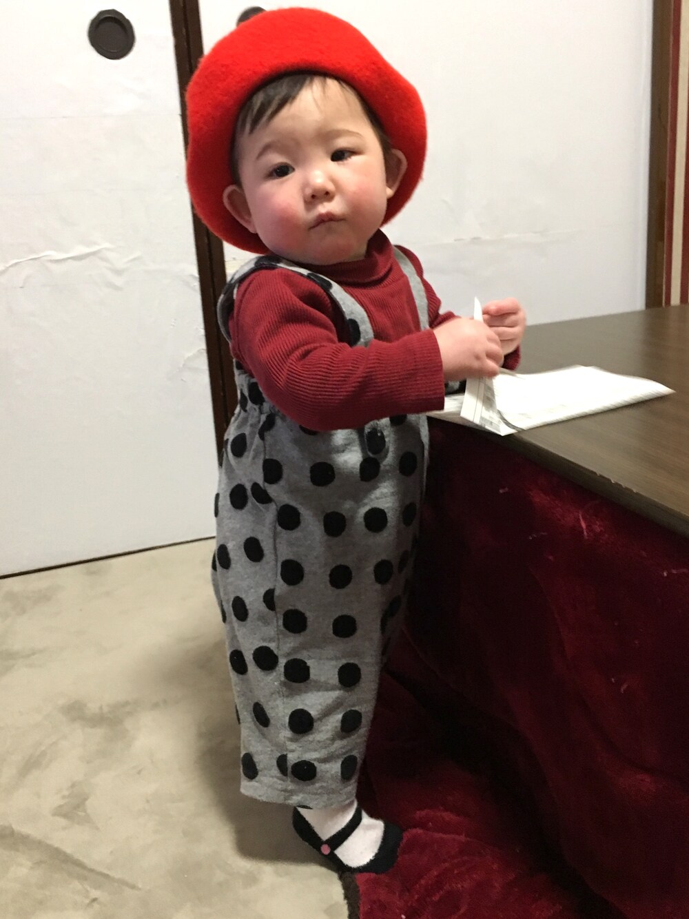 「水玉、ドット、赤ちゃん、ベビーコーデ、おんなのこコーデ、還暦祝い、女の子、ベレー帽、10ヶ月、サロペット」｜「no brandのアイテム（サロペット/オーバーオール、グレー系）」を使った、ちよさん（キッズ・70cm）の冬コーディネートの1枚目の写真