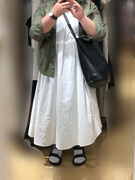 ぁゅ is wearing UNIQLO