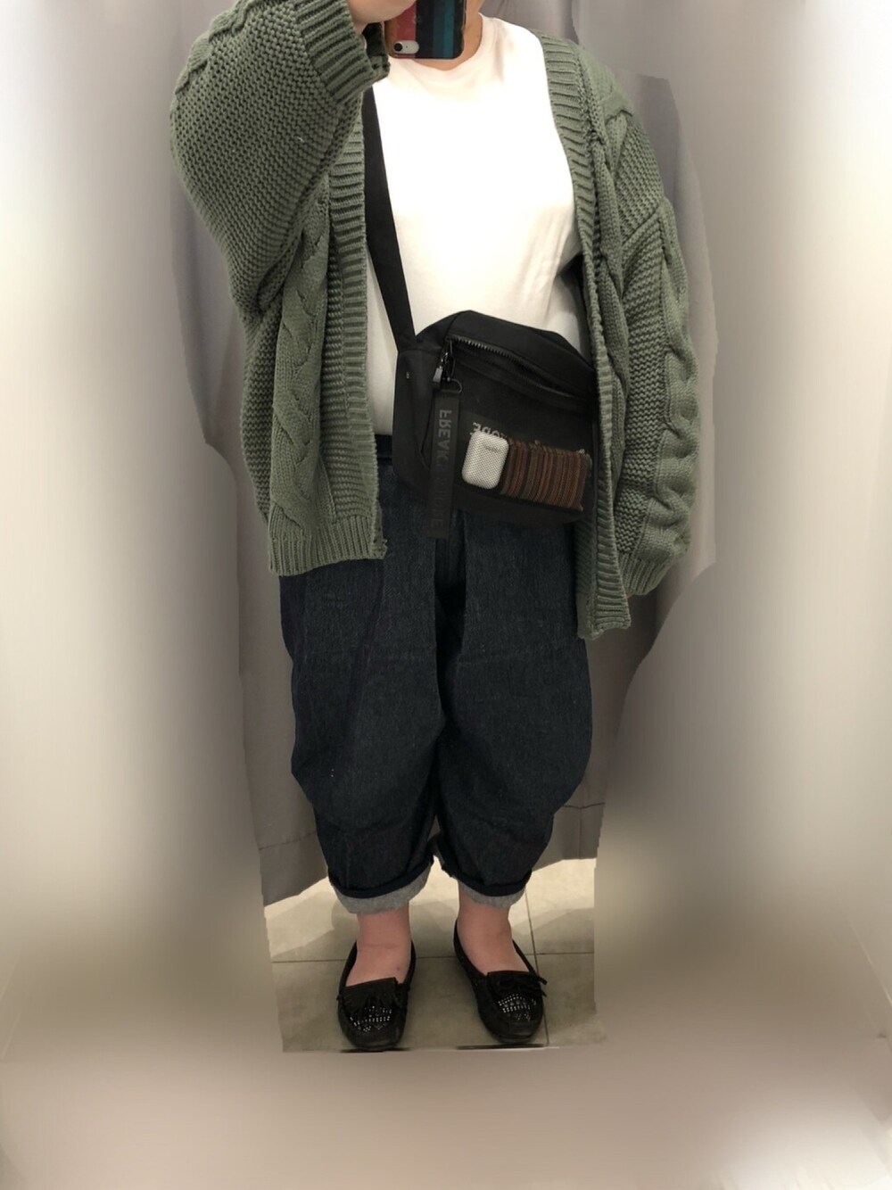 ホワイト系のトップス、グリーン系のカーディガン/ボレロ、ブラック系のショルダーバッグを着用したレディースの春コーディネートの1枚目の写真